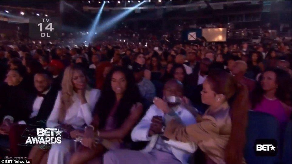 Singurul mod in care a putut sa-l faca sa TACA DIN GURA :) Ce i-a facut Rihanna lui Mayweather in fata tuturor. FOTO_2