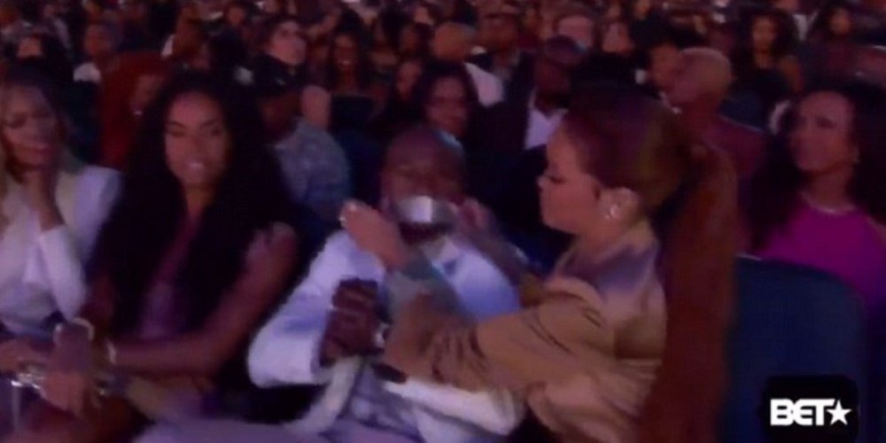 Singurul mod in care a putut sa-l faca sa TACA DIN GURA :) Ce i-a facut Rihanna lui Mayweather in fata tuturor. FOTO_3