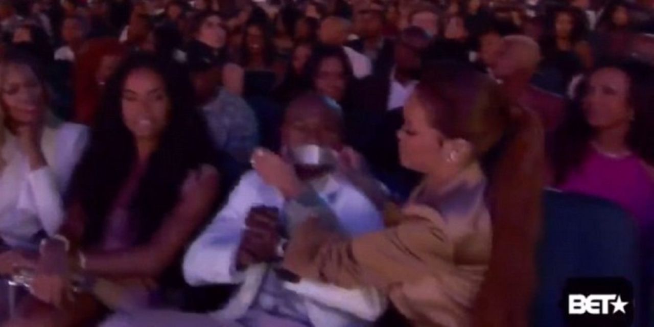 Singurul mod in care a putut sa-l faca sa TACA DIN GURA :) Ce i-a facut Rihanna lui Mayweather in fata tuturor. FOTO_3