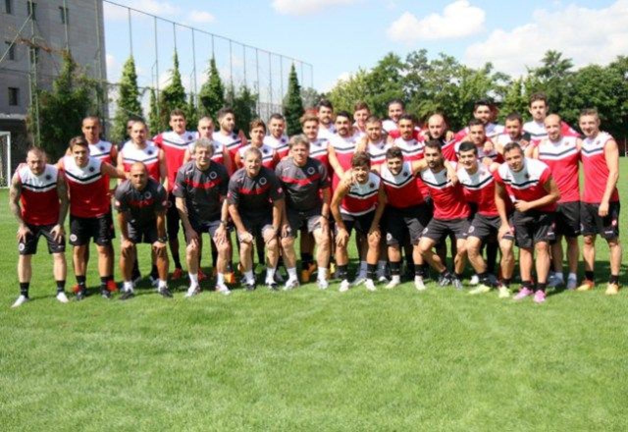Latovlevici, prezentat oficial la noua sa formatie! Fundasul se va duela in sezonul viitor cu Ronaldinho si Eto'o: FOTO_1