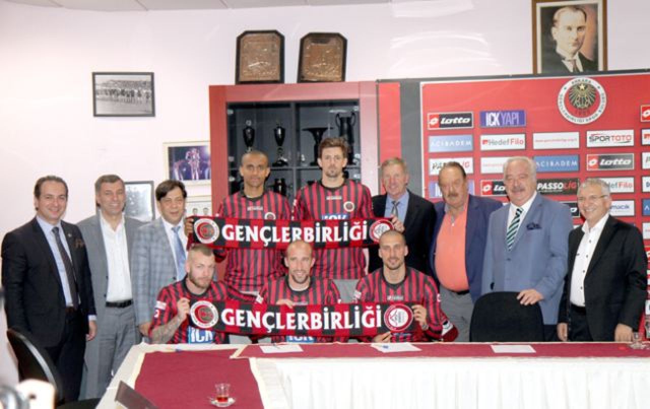 Latovlevici, prezentat oficial la noua sa formatie! Fundasul se va duela in sezonul viitor cu Ronaldinho si Eto'o: FOTO_2