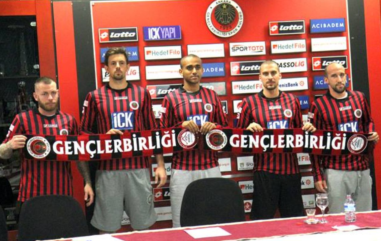 Latovlevici, prezentat oficial la noua sa formatie! Fundasul se va duela in sezonul viitor cu Ronaldinho si Eto'o: FOTO_3