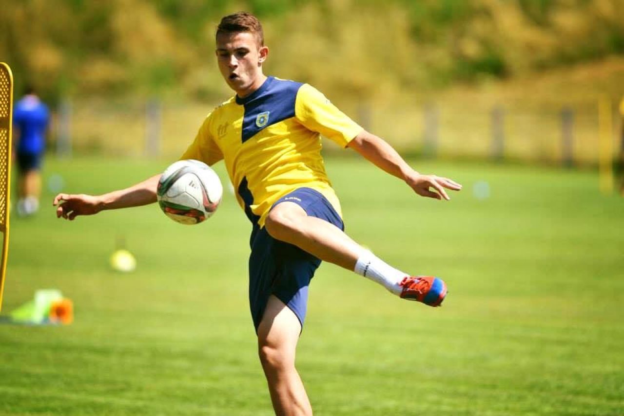 A dat Dinamo pe un club din Slovenia, iar acum e vedeta pe internet cu un supergol! Reusita de senzatie a unui pusti roman: VIDEO_3