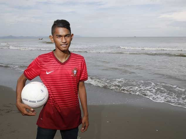 A supravietuit 21 de zile de unul singur, dupa TSUNAMIUL devastator din 2004, acum are sansa de a calca pe urmele lui Ronaldo! Povestea uimitoare a acestui pusti_4