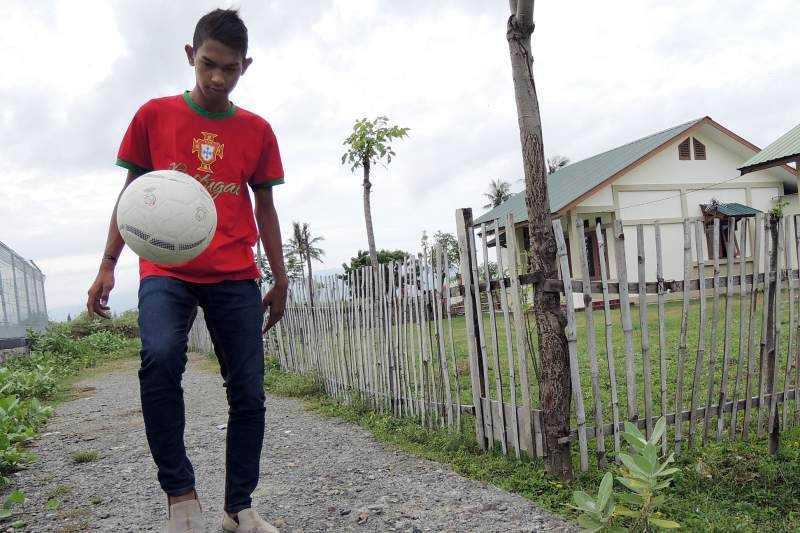 A supravietuit 21 de zile de unul singur, dupa TSUNAMIUL devastator din 2004, acum are sansa de a calca pe urmele lui Ronaldo! Povestea uimitoare a acestui pusti_7