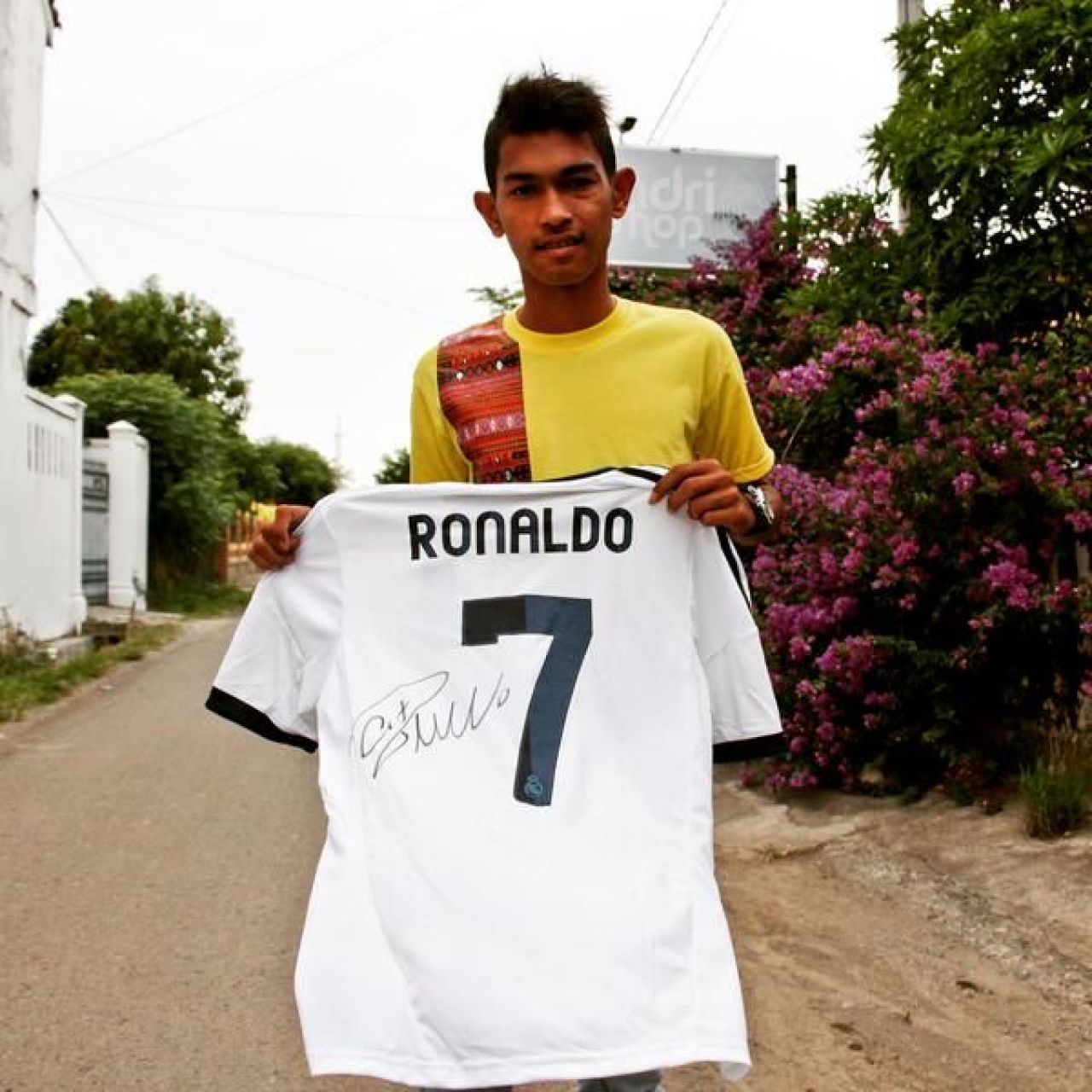 A supravietuit 21 de zile de unul singur, dupa TSUNAMIUL devastator din 2004, acum are sansa de a calca pe urmele lui Ronaldo! Povestea uimitoare a acestui pusti_8