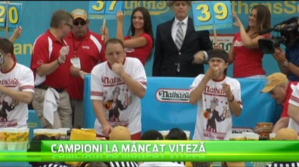 Americanii au mai batut un record de 4 iulie! Cel mai rapid mancator de hot dogi din lume a infulecat 62 de bucati in 10 minute! Nu incercati asa ceva acasa :)