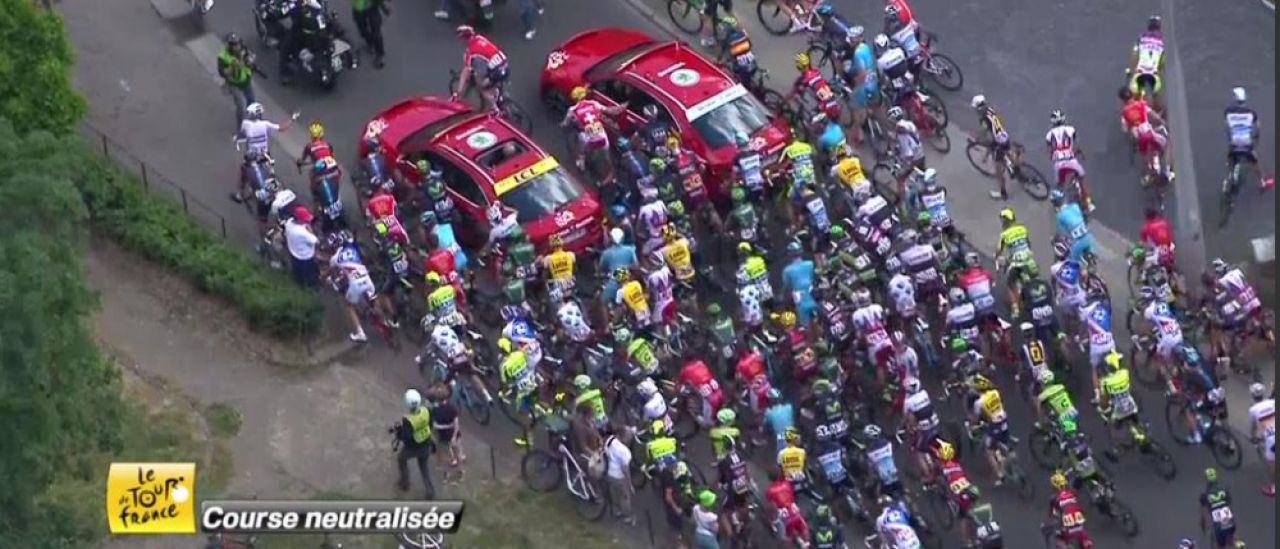 HAOS in Turul Frantei! Ciclistii au cazut ca POPICELE dupa un accident, cursa a fost neutralizata! VIDEO_1