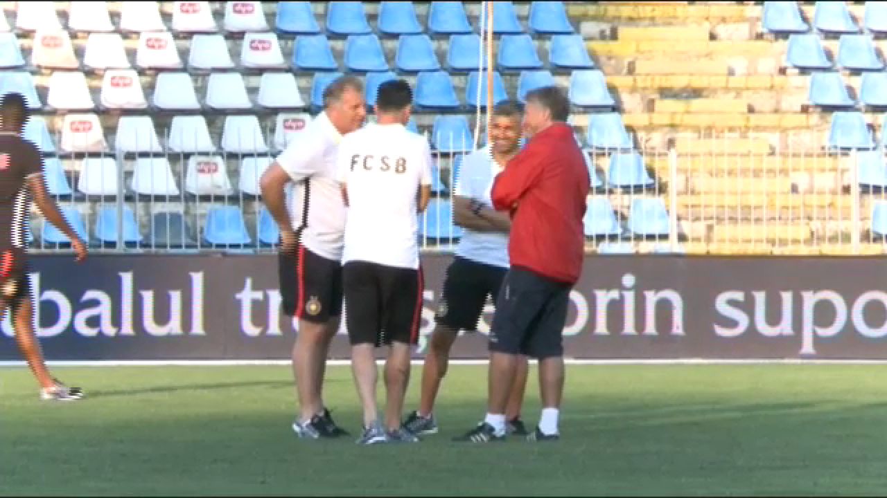 Imaginea zilei inaintea SuperCupei Romaniei! Stelistii erau pe teren, Dan Petrescu a aparut si s-a dus la Radoi! Vezi momentul_1