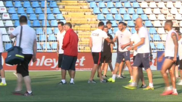 Imaginea zilei inaintea SuperCupei Romaniei! Stelistii erau pe teren, Dan Petrescu a aparut si s-a dus la Radoi! Vezi momentul_3