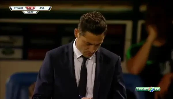 Radoi se inspira din Mourinho pe banca Stelei! Cum a fost surprins noul antrenor al campioanei in timpul meciului cu ASA! VIDEO
