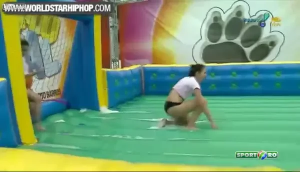 VIDEO Cel mai ALUNECOS teren din lume! Brazilienii au reinventat fotbalul! Cum se joaca JOGA BONITO vara aceasta