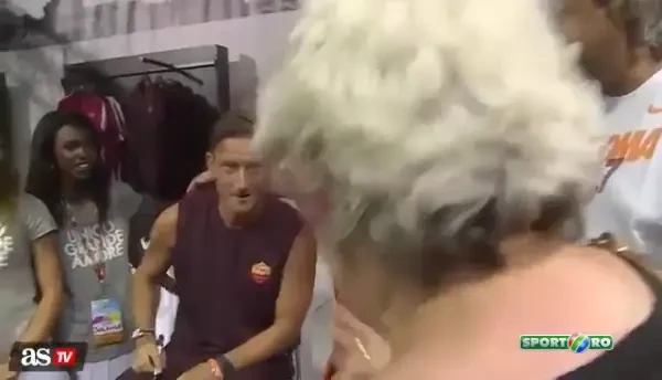 Scene emotionante in Italia! Bunicuta care adora Roma l-a cunoscut pe Totti si a inceput sa planga. VIDEO