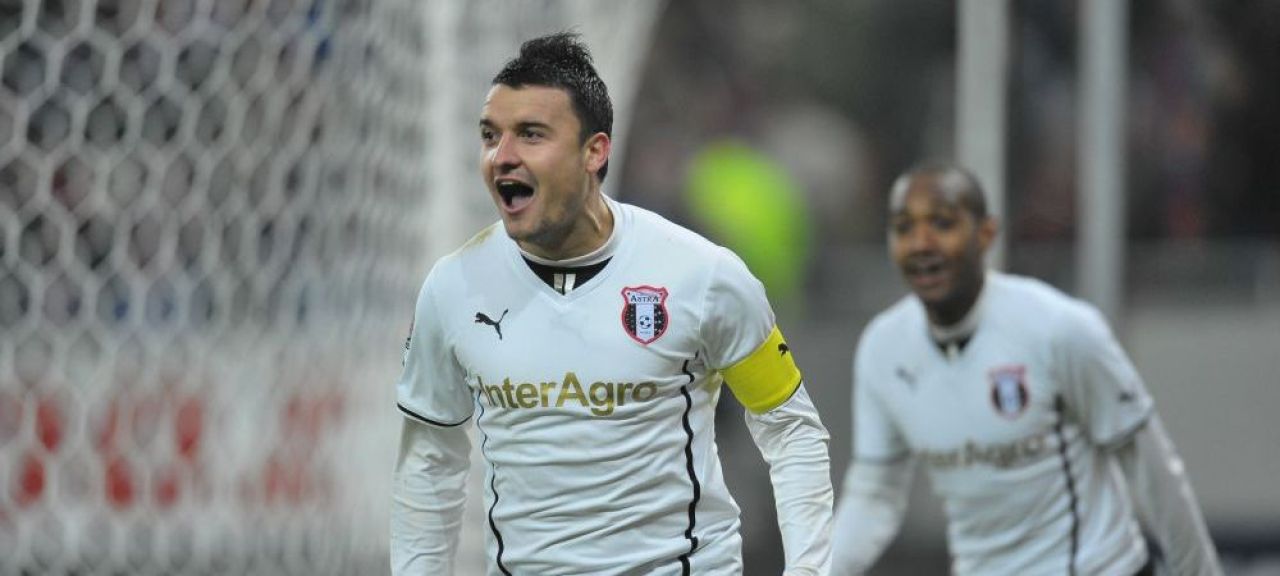 Gol EXTRATERESTRU marcat de Budescu! Faza pe care NU te mai saturi sa o vezi. Executie GENIALA din lovitura libera_4