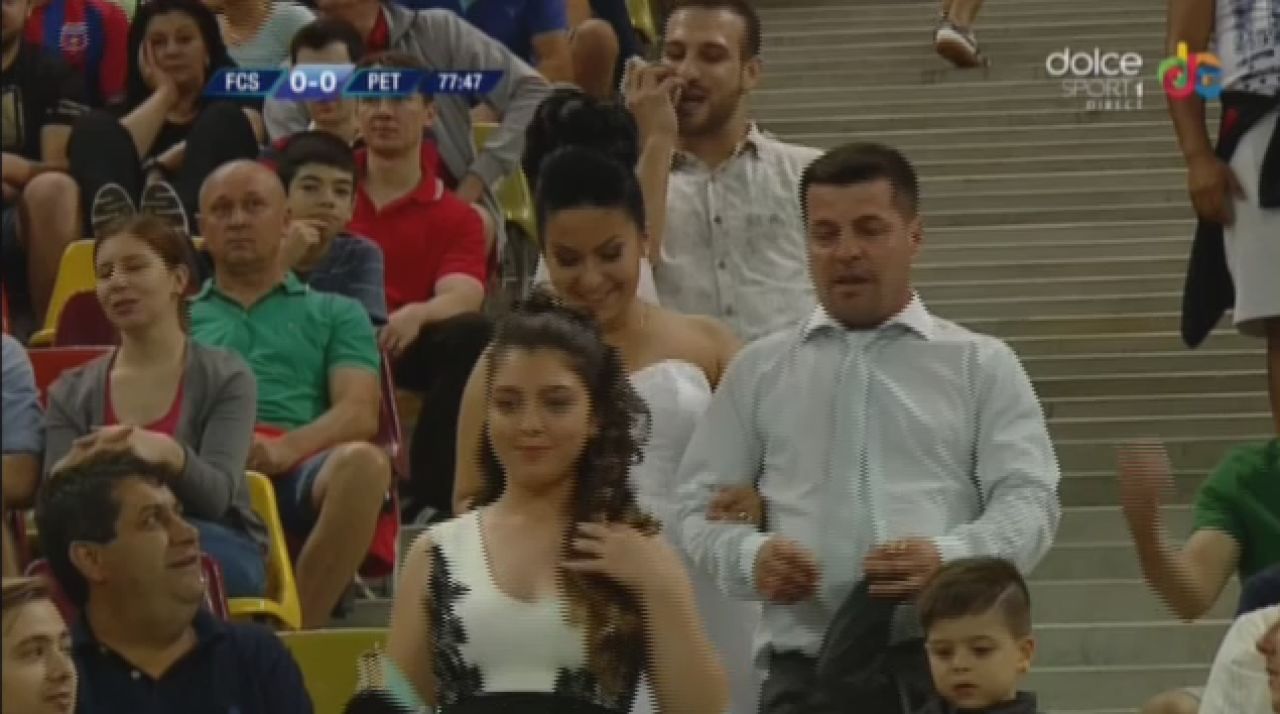 Surpriza pe National Arena! O mireasa si-a facut aparitia in tribune in timpul meciului. Suporterii au aplaudat momentul_1