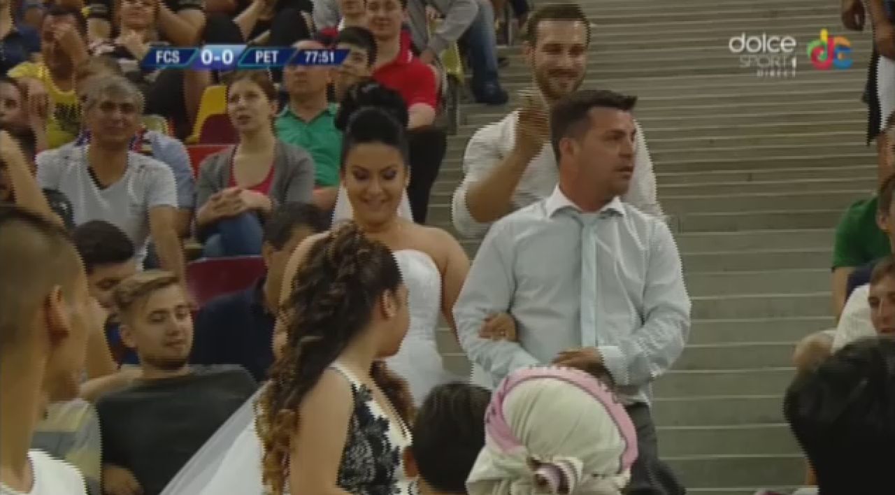 Surpriza pe National Arena! O mireasa si-a facut aparitia in tribune in timpul meciului. Suporterii au aplaudat momentul_3