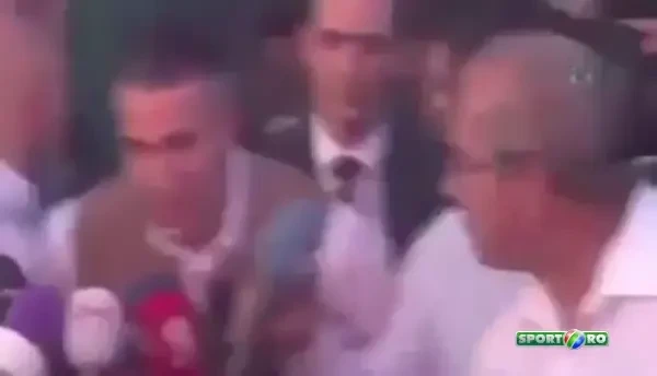 Atmosfera incendiara la Istanbul! Turcii au APRINS orasul la sosirea lui Van Persie! Ce salariu urias incaseaza olandezul la Fener