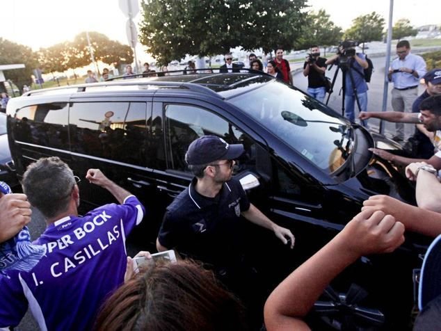 FOTO Sute de fani l-au asteptat pe Casillas in Portugalia! Imaginea FABULOASA: cum s-a despatit portarul spaniol de Real Madrid_4