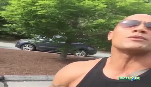 Real sau FAKE? N-am timp sa sangerez! Imaginea incredibila cu degetul lui The Rock dupa un accident pe platou