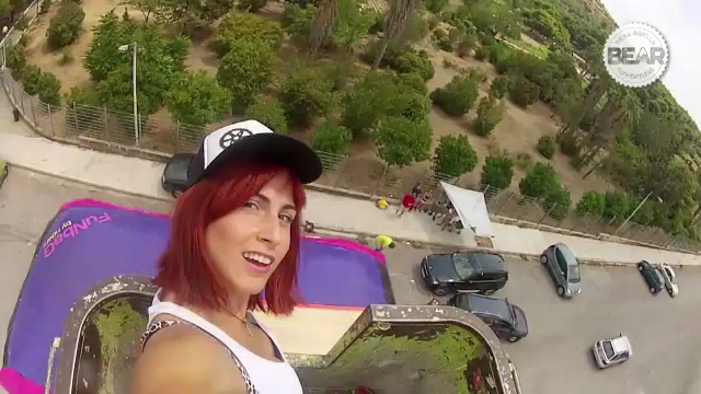 Are 30 de ani si a cucerit lumea cu ce stie sa faca! Ea e cea mai cunoscuta fata din parkour. VIDEO