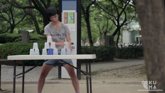 Regina jongleriilor cu pahare vine din Taiwan! E incredibil ce reuseste sa faca. VIDEO