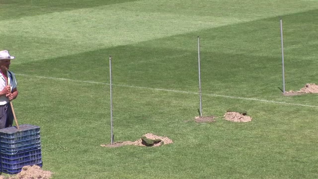 Scene FABULOASE la Galati! Terenul Otelului a fost ZIDIT. Un gard a aparut in mijlocul terenului. Imagini UNICE in lume_3