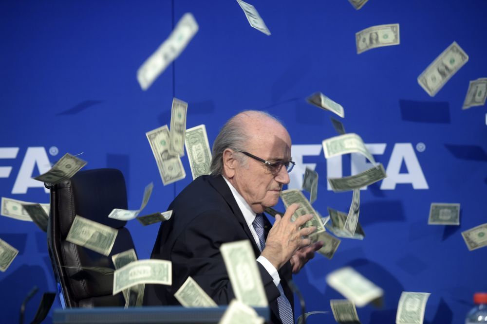 FOTO & VIDEO | Imagini incredibile surprinse la conferinta de presa a lui Sepp Blatter! Un