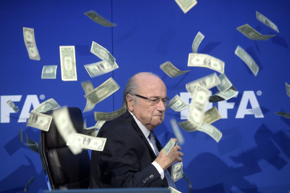 FOTO & VIDEO | Imagini incredibile surprinse la conferinta de presa a lui Sepp Blatter! Un