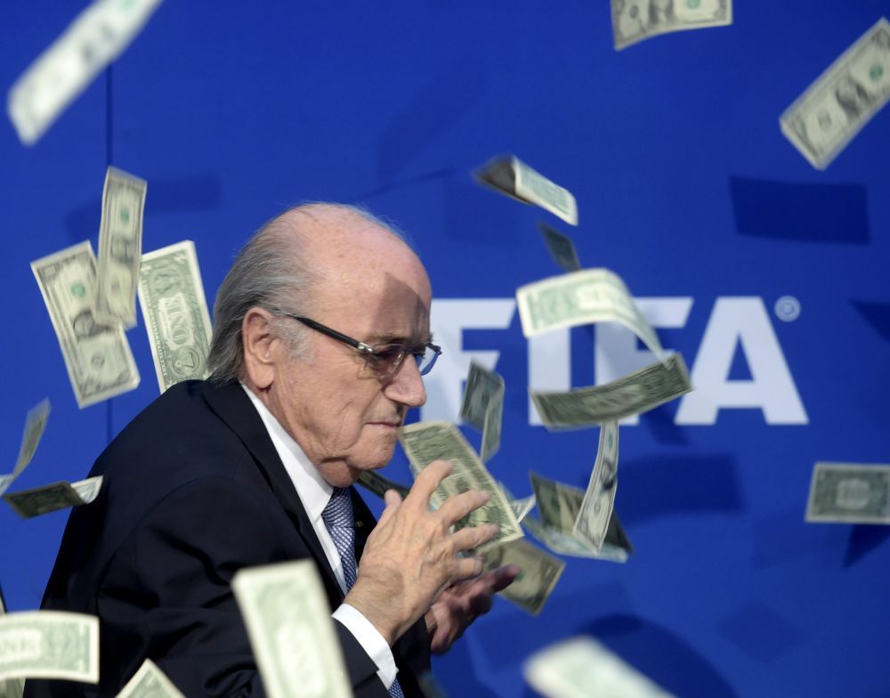 FOTO & VIDEO | Imagini incredibile surprinse la conferinta de presa a lui Sepp Blatter! Un