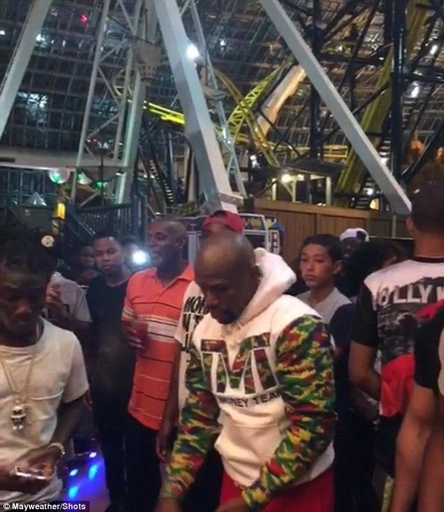 Toata lumea a fost surprinsa sa se trezeasca cu Mayweather aici! Unde a fugit de la sala, din timpul antrenamenului_2