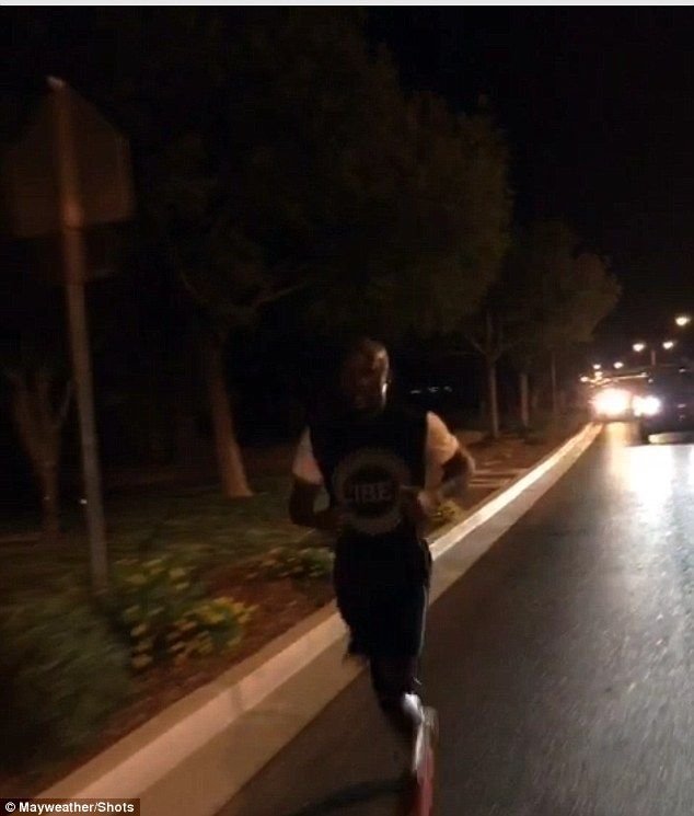 Toata lumea a fost surprinsa sa se trezeasca cu Mayweather aici! Unde a fugit de la sala, din timpul antrenamenului_4
