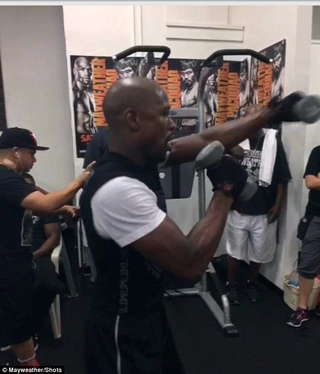 Toata lumea a fost surprinsa sa se trezeasca cu Mayweather aici! Unde a fugit de la sala, din timpul antrenamenului_6