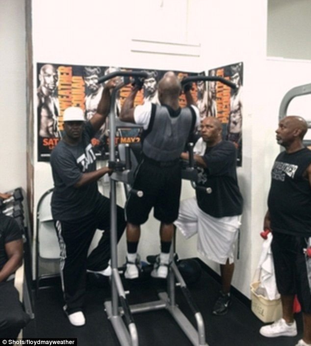 Toata lumea a fost surprinsa sa se trezeasca cu Mayweather aici! Unde a fugit de la sala, din timpul antrenamenului_8