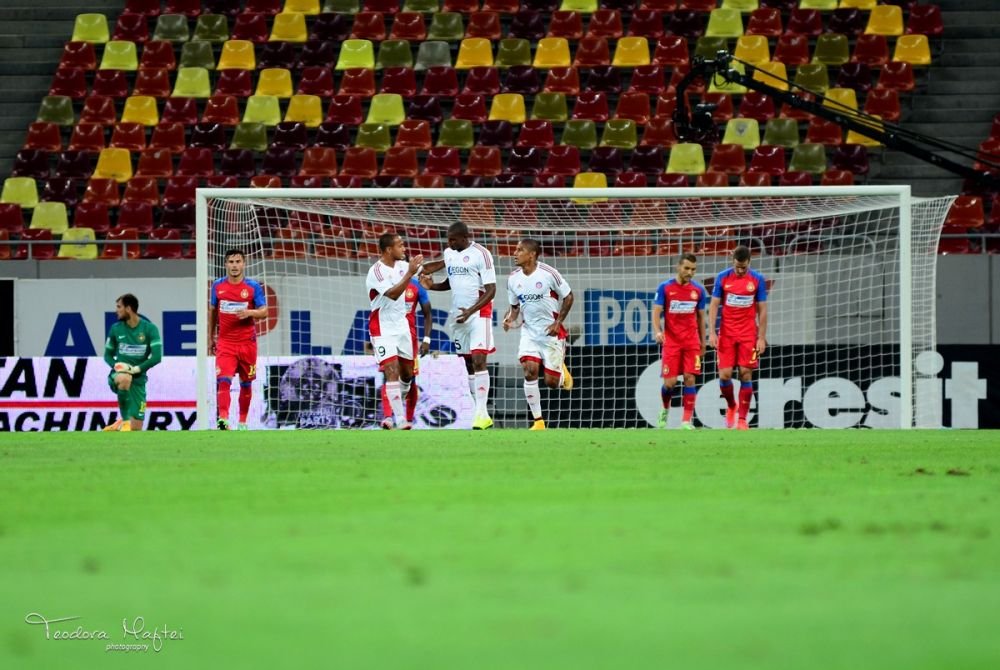 Imaginea serii pe National Arena: Papp si Cojocaru s-au intors din reflex sa aplaude galeriile :)) 100 de imagini tari care nu s-au vazut la TV_72