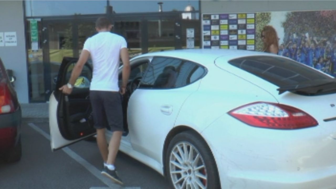 Aparitie halucinanta in cantonamentul Petrolului! Ce jucator a aparut cu o masina de 200.000 de euro! SUPER VIDEO_4
