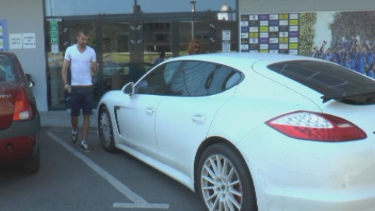 Aparitie halucinanta in cantonamentul Petrolului! Ce jucator a aparut cu o masina de 200.000 de euro! SUPER VIDEO_6