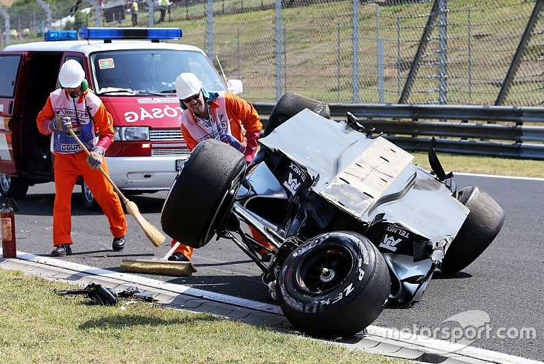 FOTO Formula 1, la un pas de o noua TRAGEDIE! Perez s-a rasturnat spectaculos la cateva zile dupa inmormantarea lui Bianchi_3
