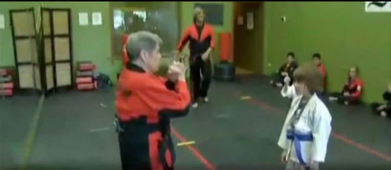 Are 88 de ani si tocmai si-a luat centura NEAGRA la karate! Cea mai batausa bunicuta din lume! VIDEO