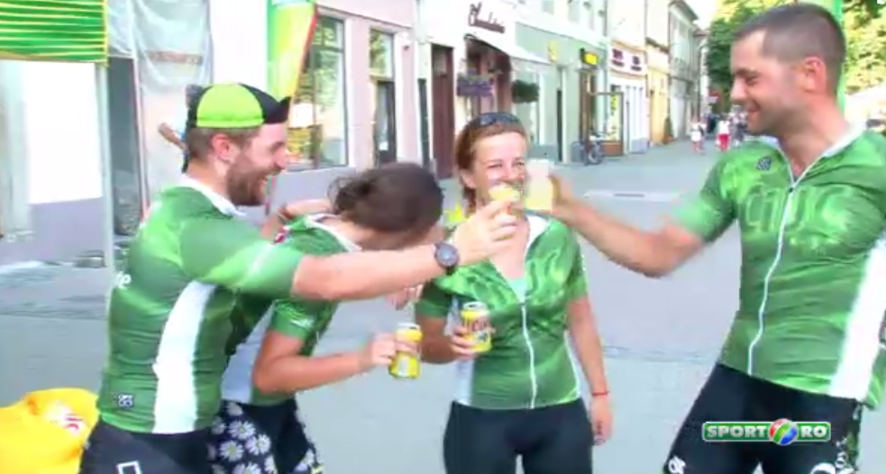 O oaza de racoare intr-o tara sufocata de canicula! Caravana Romania Activa a ajuns in Pasul Tihuta, sportivii s-au racorit si cu cate o bere rece: VIDEO
