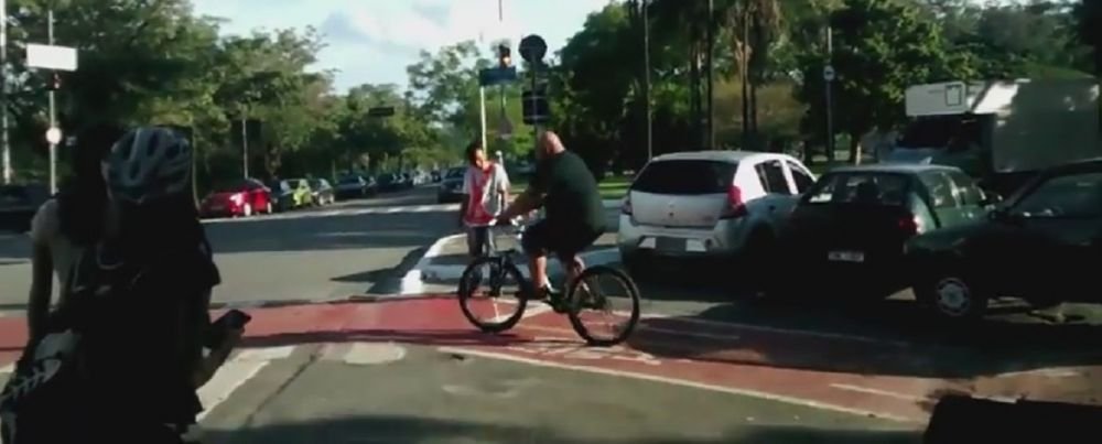 Acest URIAS a gasit o masina pe pista in timp ce se plimba cu bicicleta. Ce a facut e senzational