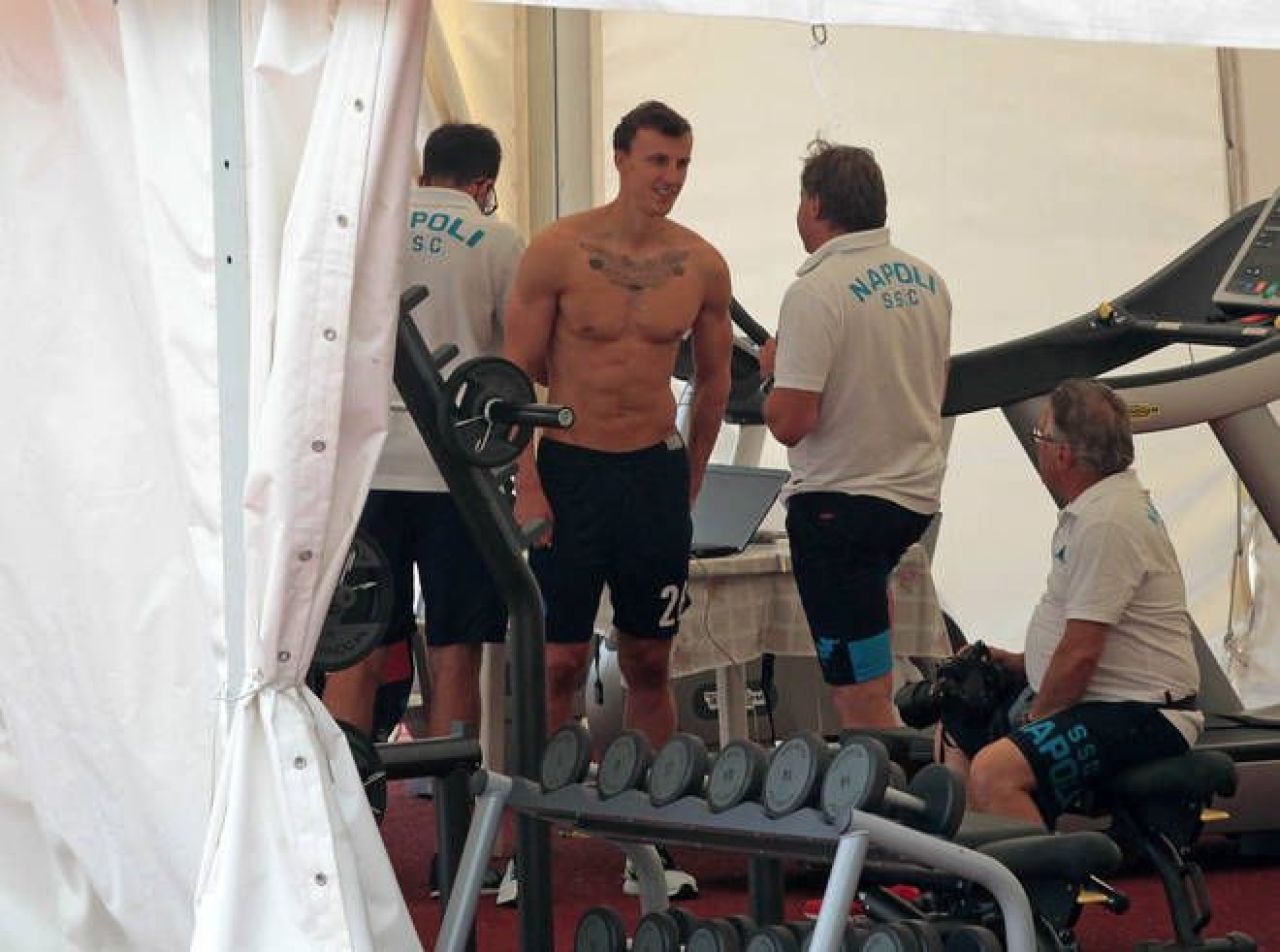 Primele imagini cu Chiriches in tricoul lui Napoli! TATUAJUL cu care i-a impresionat pe italieni la vizita medicala! FOTO_8