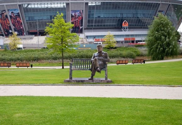 Cadoul clubului Sahtior pentru Mircea Lucescu,&nbsp;de ziua lui: o statuie in fata stadionului Donbass Arena FOTO