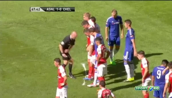 Schema BIZARA la Arsenal - Chelsea! Cum au incercat fostii colegi sa-i dea gol lui Cech in Supercupa Angliei. VIDEO