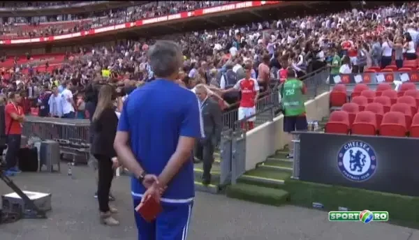Moment INCREDIBIL in Anglia! Mourinho, umilit de Wenger! De nervi, portughezul si-a aruncat medalia in tribuna! VIDEO