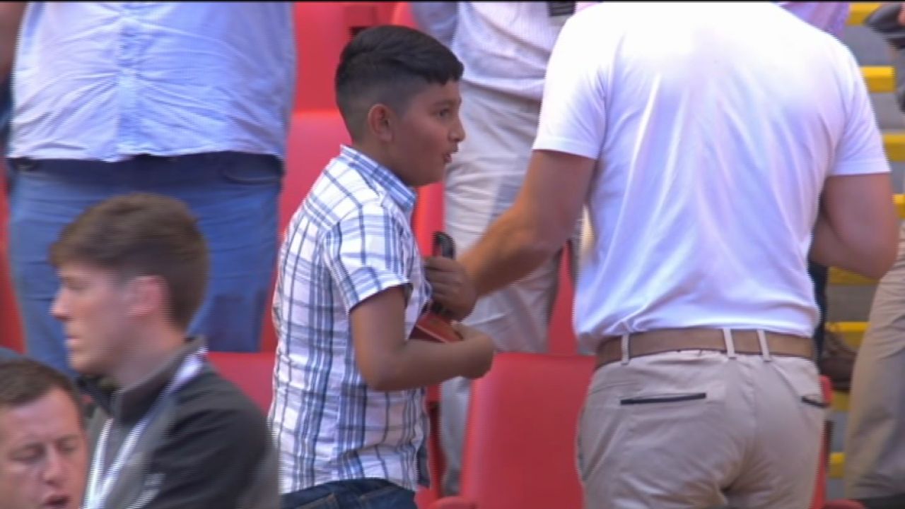 Moment INCREDIBIL in Anglia! Mourinho, umilit de Wenger! De nervi, portughezul si-a aruncat medalia in tribuna! VIDEO_2