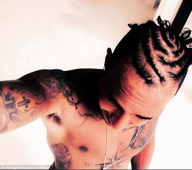 FOTO! Nimeni nu l-a mai recunoscut! Cum arata noua freza a lui Hamilton :)