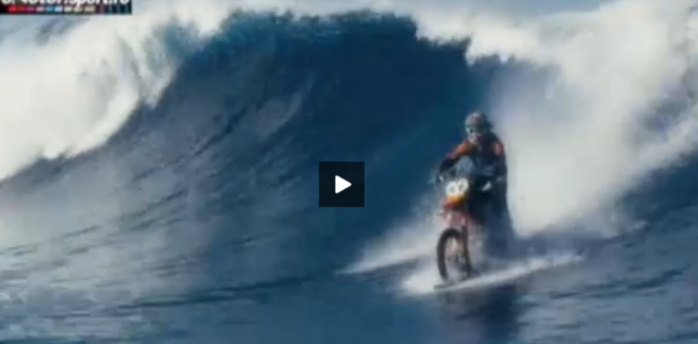 Imagini ireale! Dublura lui James Bond in ultimul film si-a modificat motocileta si face surf pe valuri uriase: VIDEO