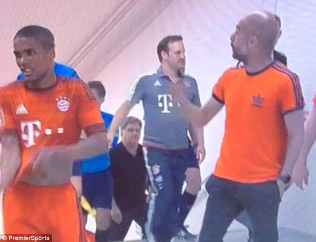 Scandal la vestiar cu Guardiola! A sarit la un jucator de la AC Milan la pauza meciului cu Bayern. Ce s-a intamplat_1
