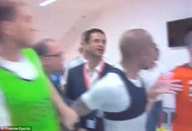 Scandal la vestiar cu Guardiola! A sarit la un jucator de la AC Milan la pauza meciului cu Bayern. Ce s-a intamplat_6