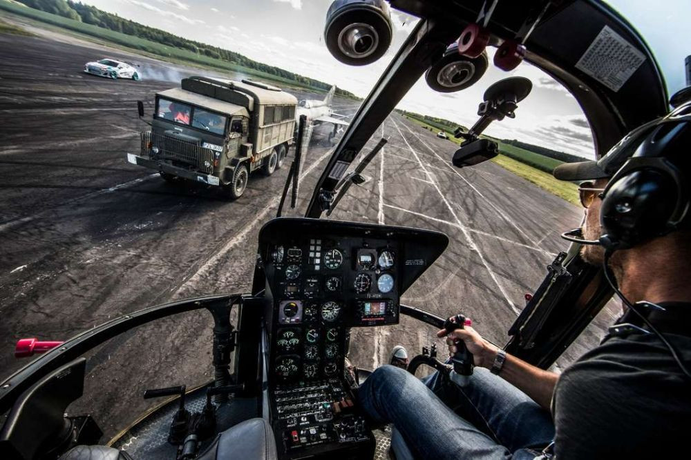 Austriacul Felix REVINE! Omul care a sarit din stratosfera face DRIFTURI cu elicopterul! VIDEO